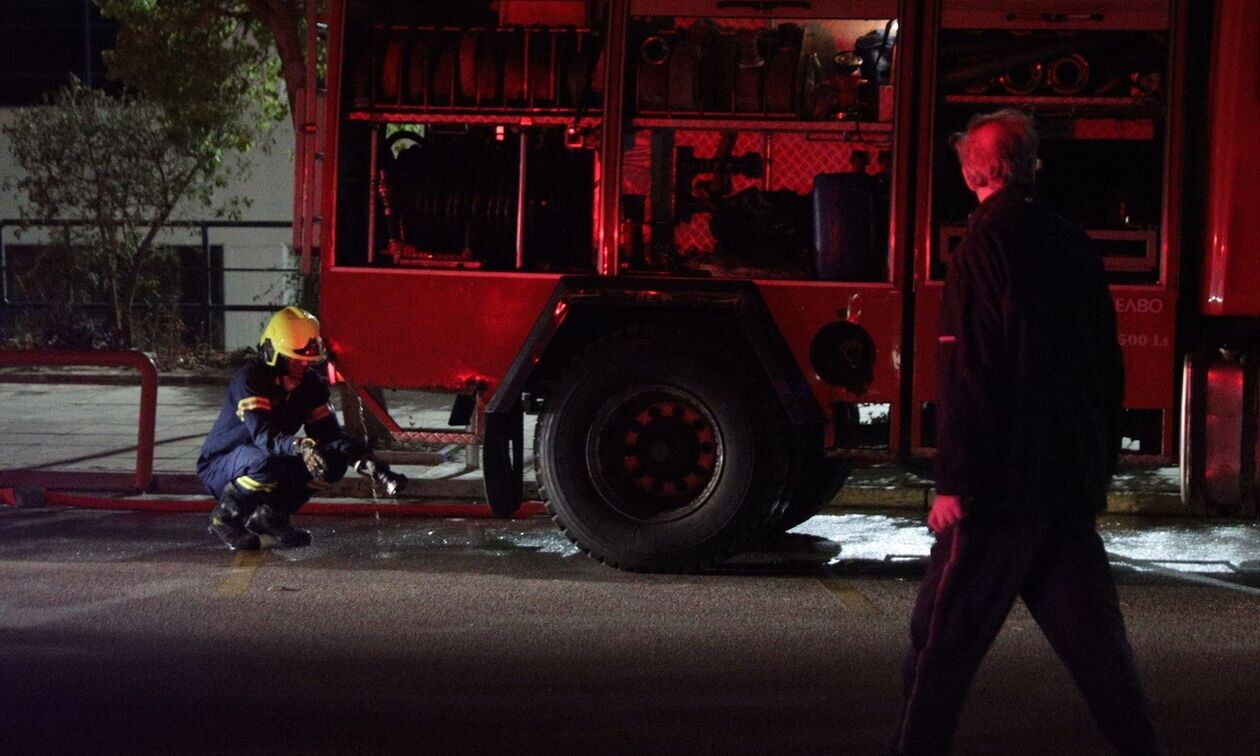 Φωτιά σε κτίριο στον Πειραιά – Απομακρύνθηκαν εργαζόμενοι