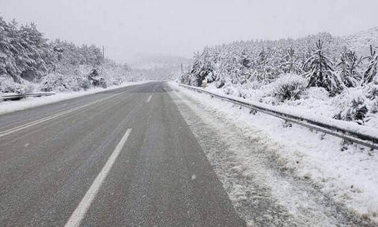 Χιονίζει στην εθνική οδό Θεσσαλονίκης-Σερρών και στον Λαϊλιά