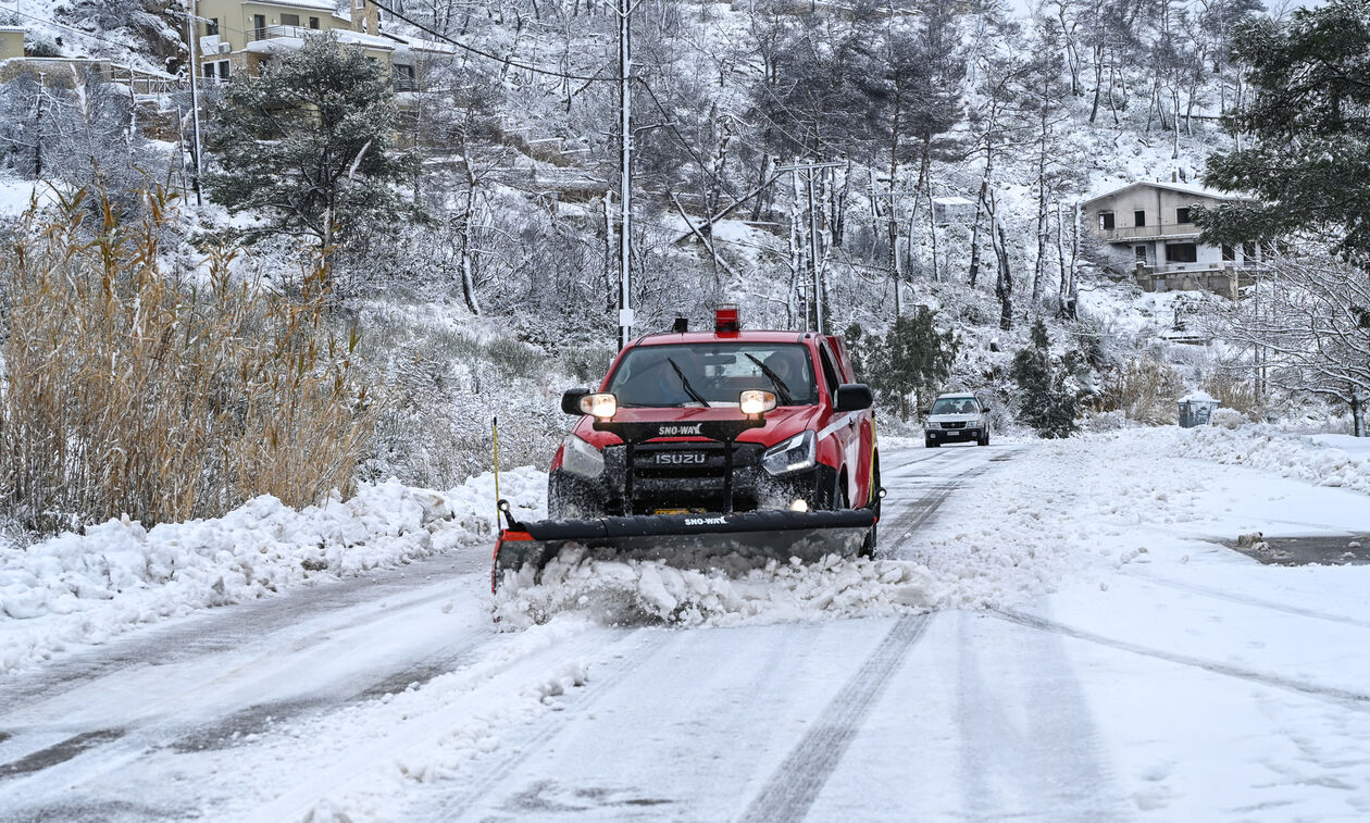 Στα λευκά ντύθηκε η χώρα - Χιόνι και στην Πάρνηθα, τσουχτερό το κρύο