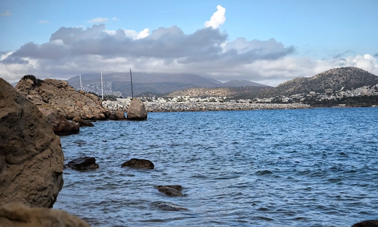 Καιρός: Παροδικές νεφώσεις με τοπικές βροχές