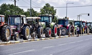 Επεισόδια μεταξύ αγροτών και ΜΑΤ στον Ε-65 στην Καρδίτσα