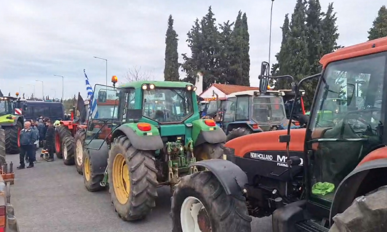 Στην κεντρική πλατεία της Λάρισας τα τρακτέρ των αγροτών της Θεσσαλίας