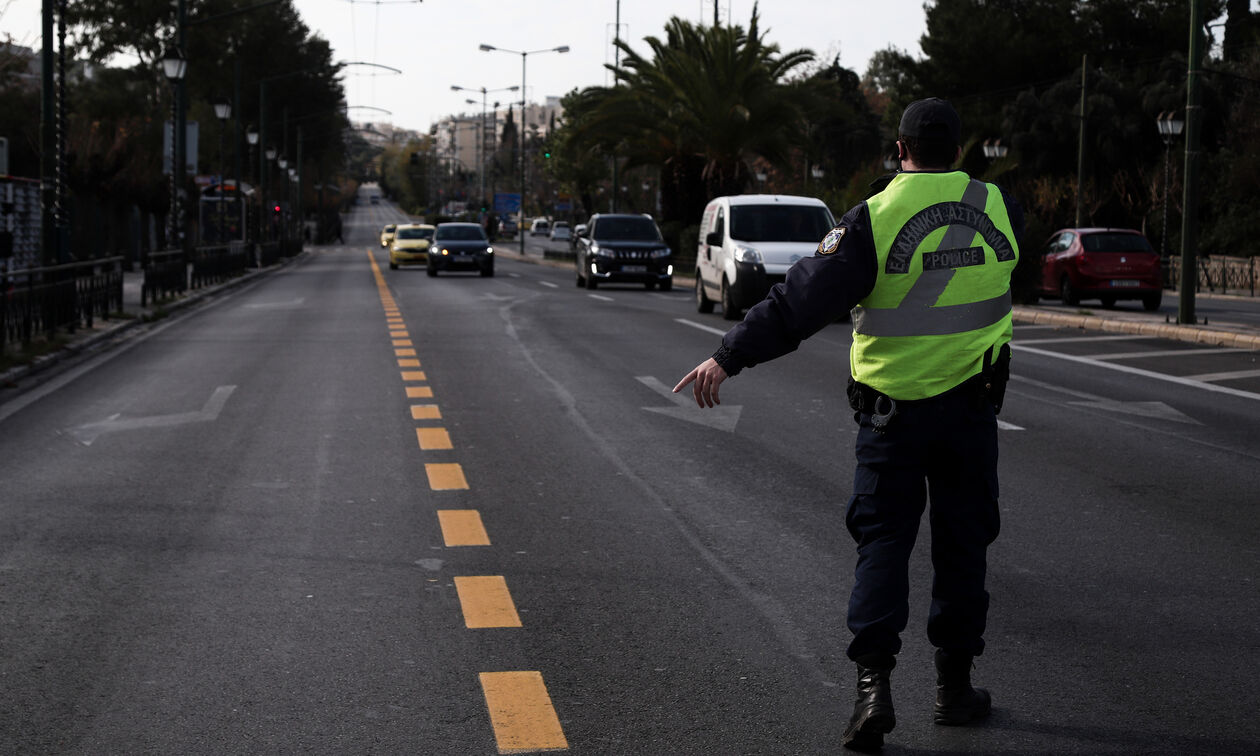 Ομόνοια: Μεθυσμένος οδηγός δεν σταμάτησε σε έλεγχο αλκοτέστ και παρέσυρε αστυνομικό (vid)