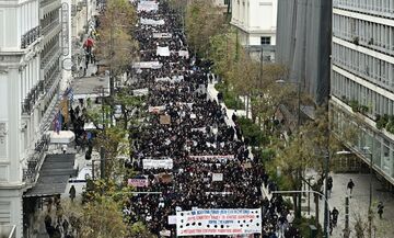 Ολοκληρώθηκε το συλλαλητήριο για τα Τέμπη (pic)