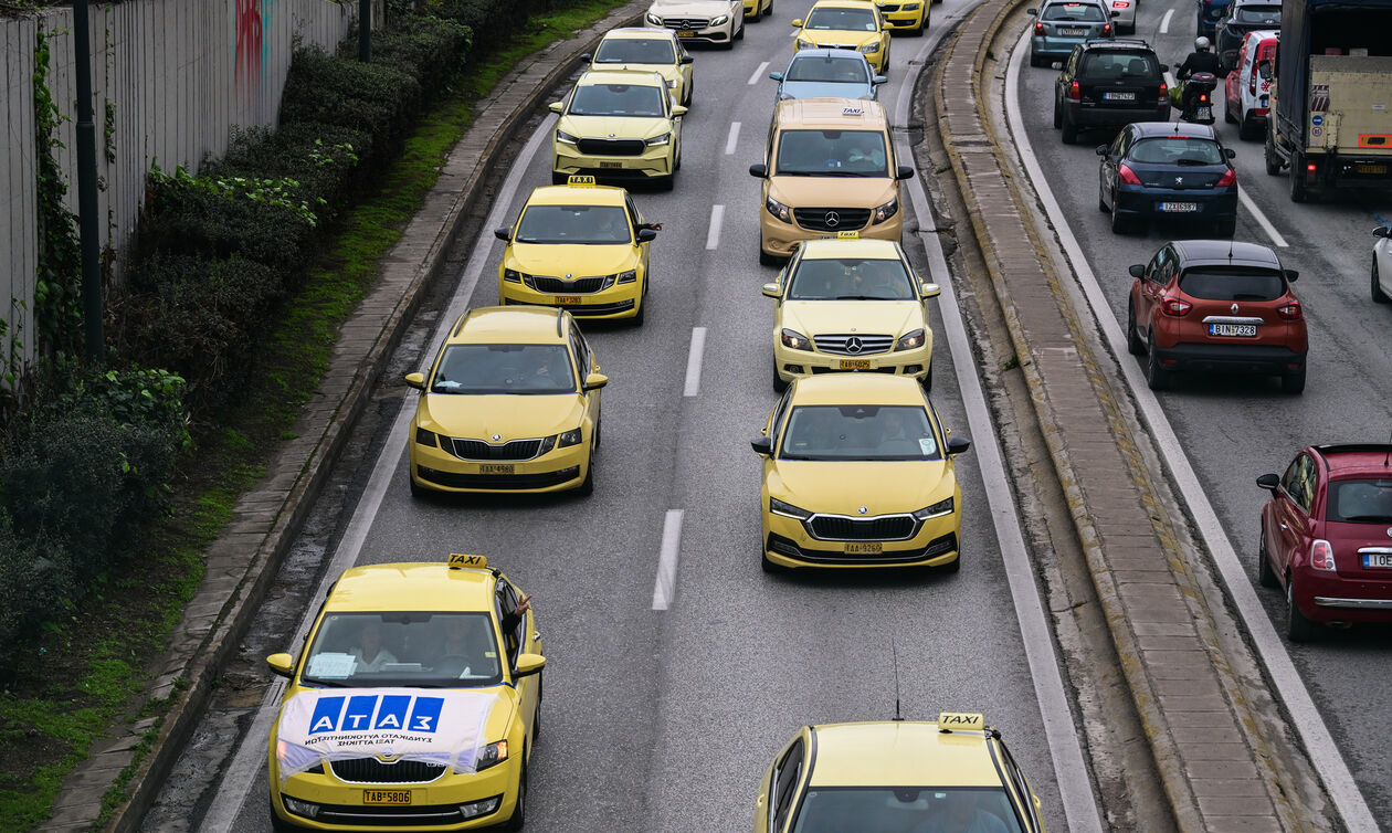 Χειρόφρενο και στα ταξί στις 28 Φεβρουαρίου: Σε 24ωρη απεργία για τα Τέμπη