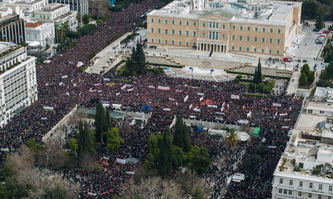 Επιστρέφει κόσμος στο συλλαλητήριο στο Σύνταγμα, μετά τα επεισόδια