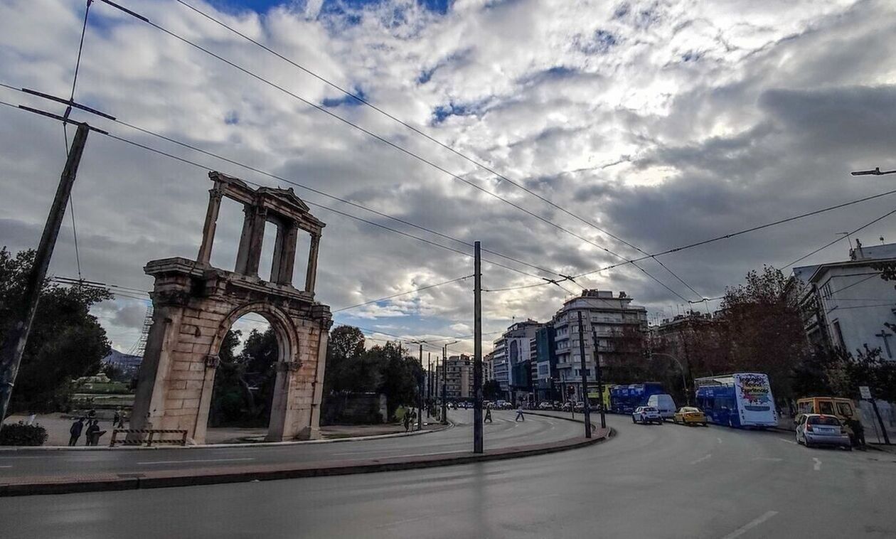 Καιρός: Νεφώσεις με τοπικές βροχές