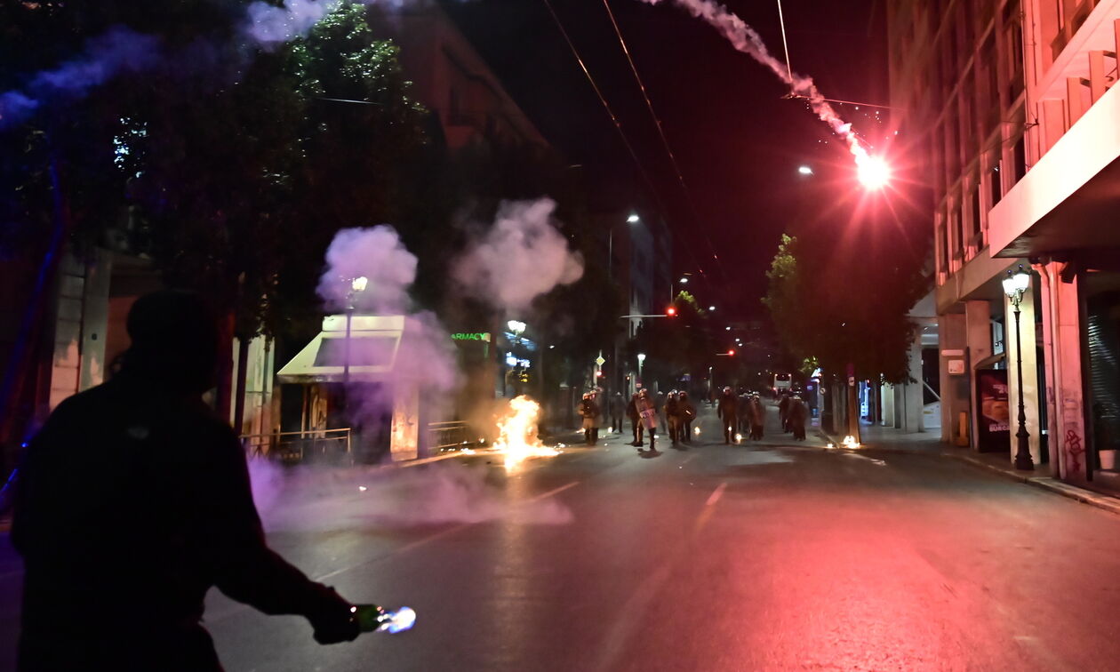 Τραυματίας αστυνομικός και δύο διαδηλωτές μ' αναπνευστικά προβλήματα στα επεισόδια στο Σύνταγμα