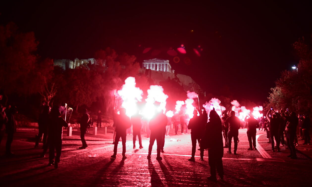 Ολυμπιακός: Έγινε η νύχτα μέρα στον Πειραιά και την Ακρόπολη 